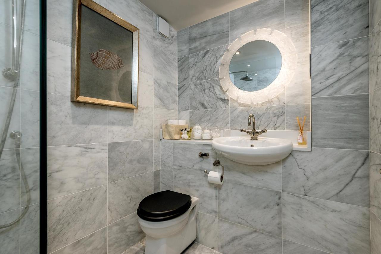 Spacious, Calm One Bedroom * London